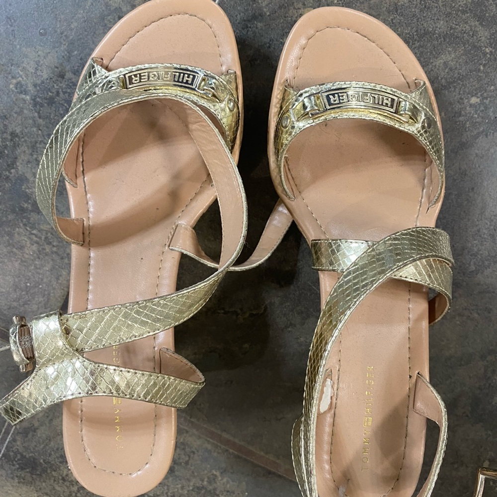 TOMMY HILFIGER  GOLD WEDGES SIZE 9